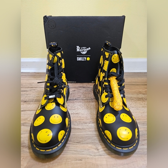Dr. Martens 1460 SMILEY® SMOOTH LEATHER LACE UP BOOTS, size US 11 - Picture 4 of 15